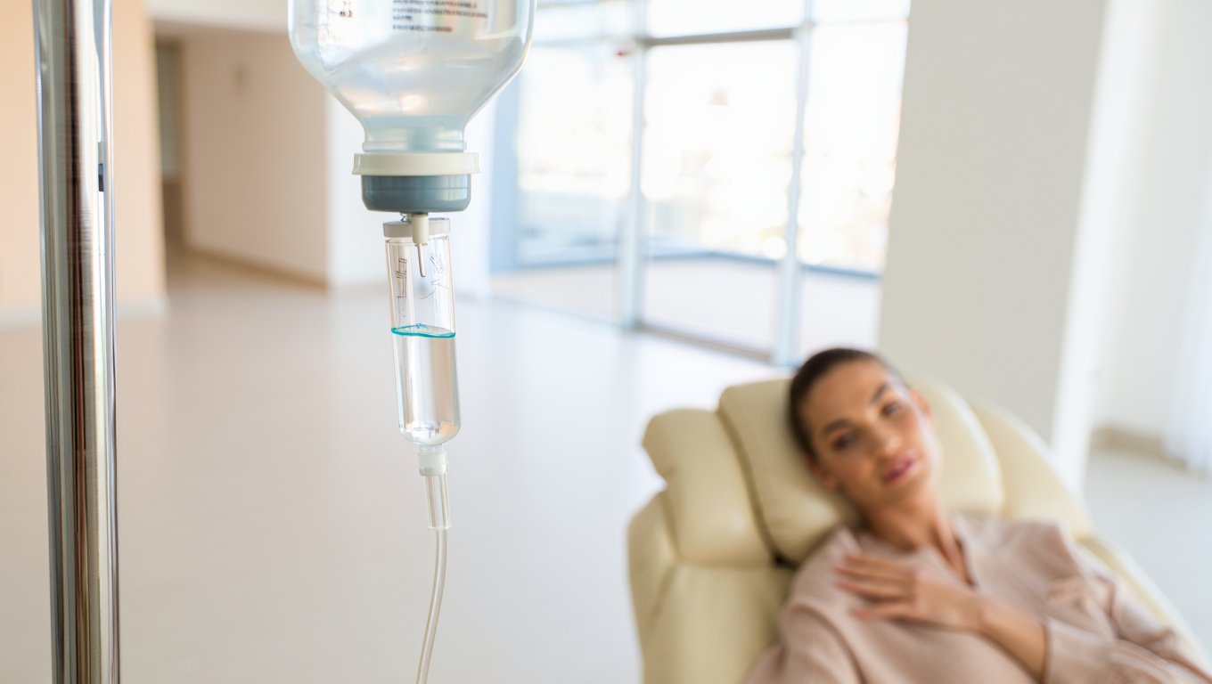 Капельница Женщина на инфузионном вливании